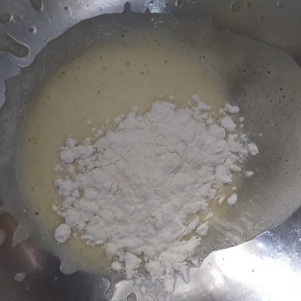 Aduk rata terigu, garam dan vanila bubuk. Masukan ke adonan telur dalam 3 tahapan, aduk sampai benar-benar  rata.