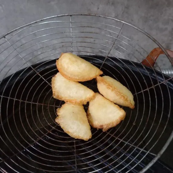 Goreng pastel dengan api sedang.