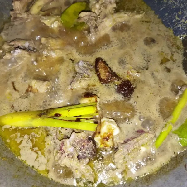 Lalu tambahkan kecap manis, gula merah, garam, lada bubuk, dan kaldu bubuk, aduk rata, lalu cicipi rasanya. Masak hingga daging ayam di tulang empuk.