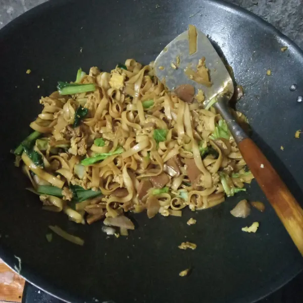 Masak hingga bumbu tercampur merata, koreksi rasa dan jika sudah pas, matikan api.