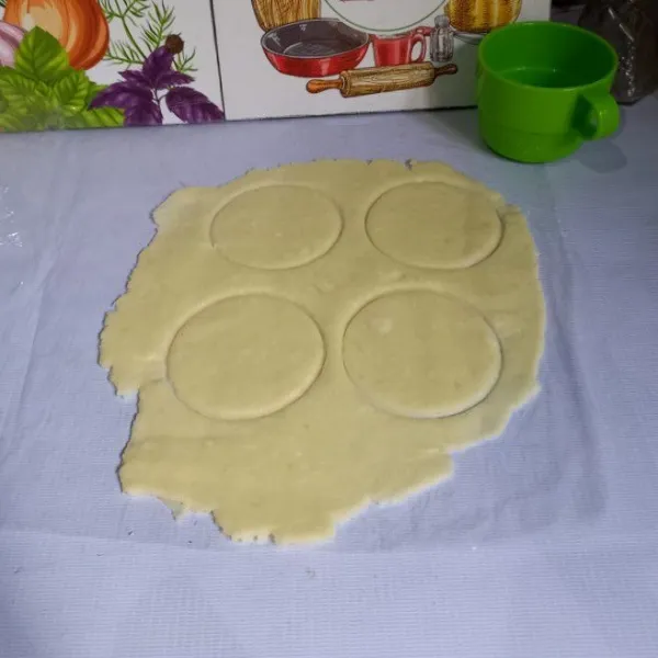 Kemudian pipihkan getuk singkong. Cetak dengan gelas agar mendapatkan adonan yang bulat dan rapi.