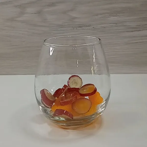 Masukkan mandarin orange dan anggur ke dalam gelas saji.