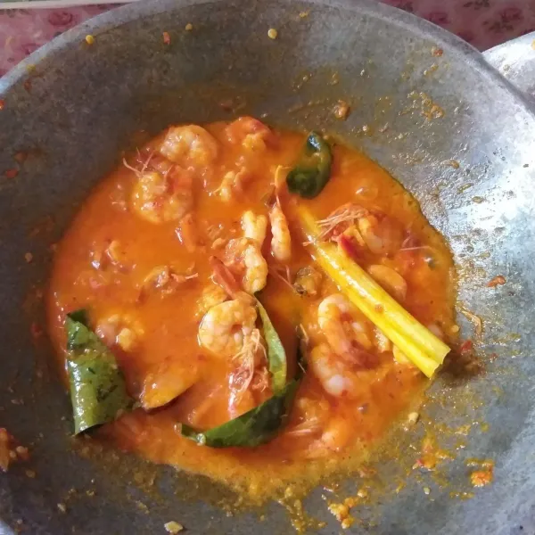 Setelah udang berubah warna, masukan sedikit air, garam dan gula secukupnya. Masak hingga bumbu meresap sempurna. Angkat dan siap disajikan di piring saji.