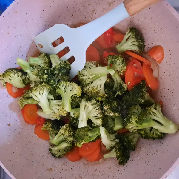 Terakhir masukkan brokoli, masak sebentar dan koreksi rasa. Angkat lalu sajikan.