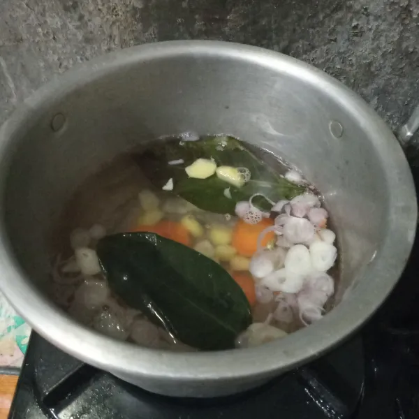 Masukkan wortel dan kentang baby, masak hingga setengah matang.