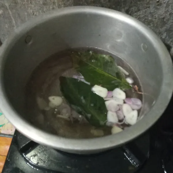Didihkan air, bawang merah, bawang putih, daun salam, lengkuas, dan asam jawa.