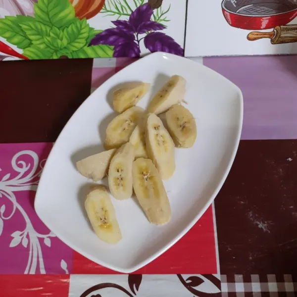 Potong pisang yang sudah di kukus.