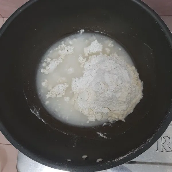 Masukkan air 200 ml, lalu tuang tepung terigu 20 sdm atau 200 gr, lalu masukkan tepung beras 2 sdm.