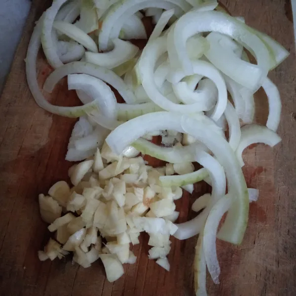 Cincang halus bawang putih dan potong-potong bawang bombay, sisihkan.