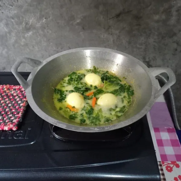 Terakhir masukkan daun pepaya rebus. Masak sebentar saja. Kemudian matikan kompor.