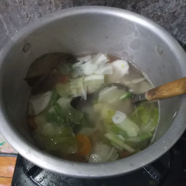 Bumbui dengan garam dan gula pasir, lalu aduk rata. Masak hingga matang, cicipi rasanya.