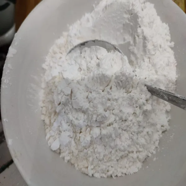 Campurkan tepung terigu, tepung beras, garam serta vanili.