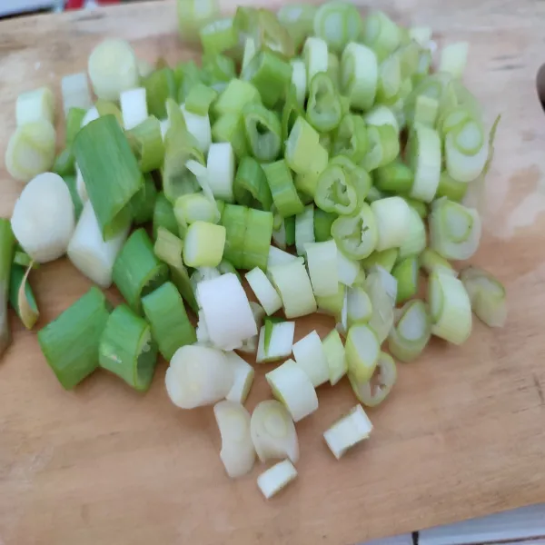 Potong kecil-kecil daun bawang, sisihkan.