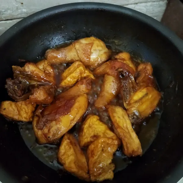 Masak sampai kuah menyusut dan ayam matang sempurna. Angkat dan sajikan.