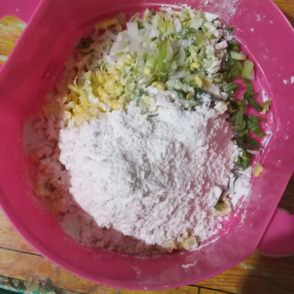 Campurkan dengan tepung terigu, tepung beras, garam, lada bubuk, bawang putih bubuk, dan kaldu jamur.