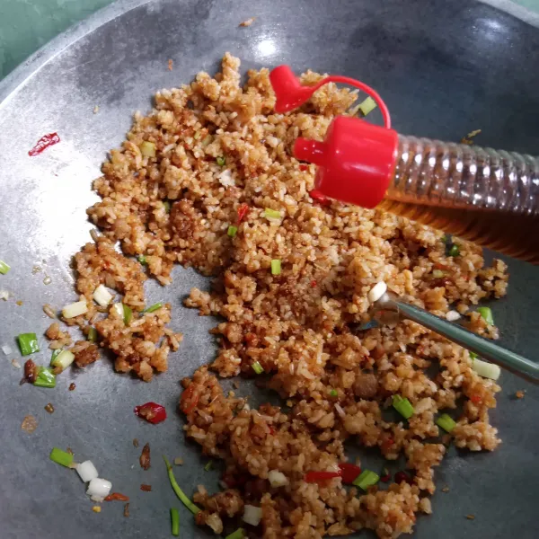 Sesaat sebelum diangkat masukkan kecap manis dan minyak wijen, aduk sebentar. Angkat dan sajikan dengan kerupuk.