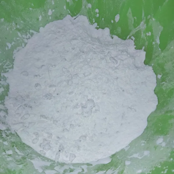 Campurkan tepung terigu, tepung tapioka, dan bumbu halus hingga rata.