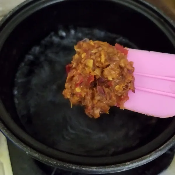 Didihkan air lalu masukkan bumbu halus, masak sampai bumbu matang.