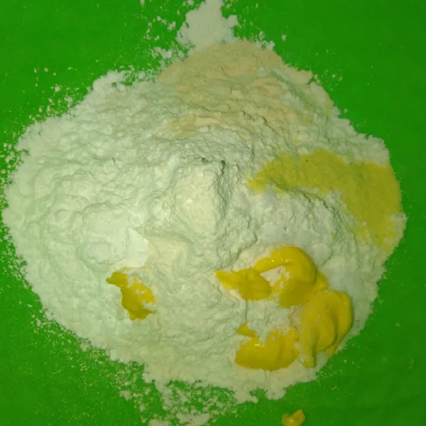 Campurkan tepung terigu, tepung tapioka, garam, kaldu jamur, bawang putih bubuk, kemiri bubuk, dan margarin.