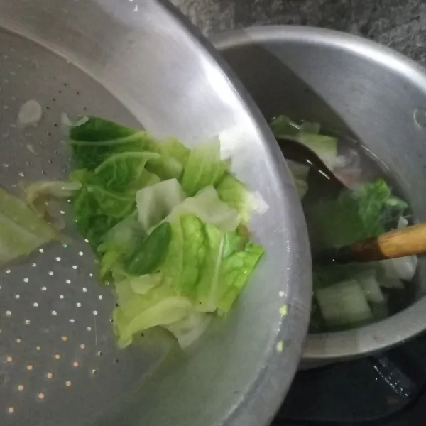Masukkan buncis, kol, dan sawi putih.