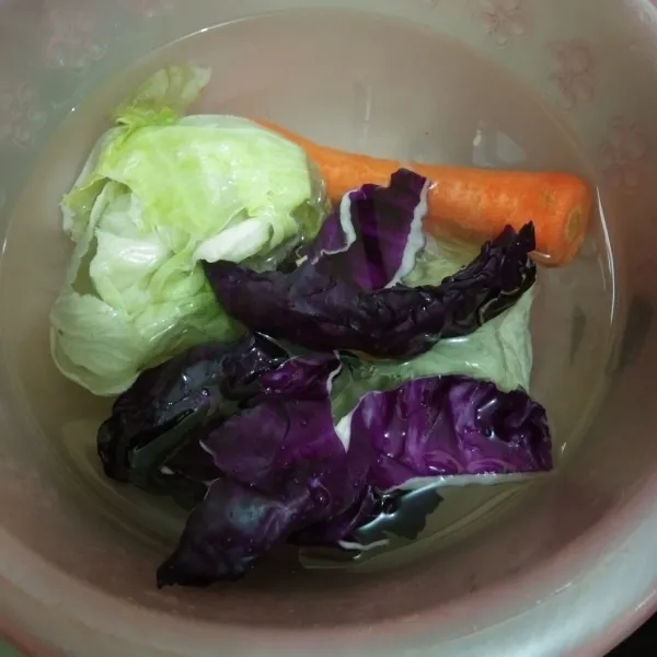 Cuci bersih kol ungu, lettuce dan wortel, lalu tiriskan.