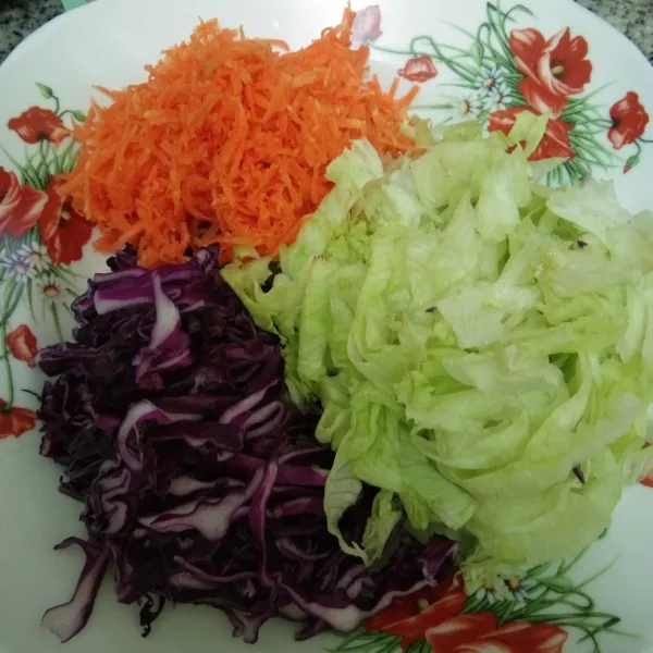 Parut kasar wortel, iris tipis kol ungu, dan lettuce, lalu sisihkan.