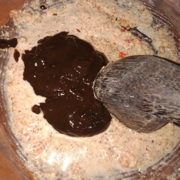 Tambahkan petis (petis hitam sebelumnya di rebus dengan gula merah, garam, penyedap rasa, bawang merah, dan bawang putih yang dihaluskan).