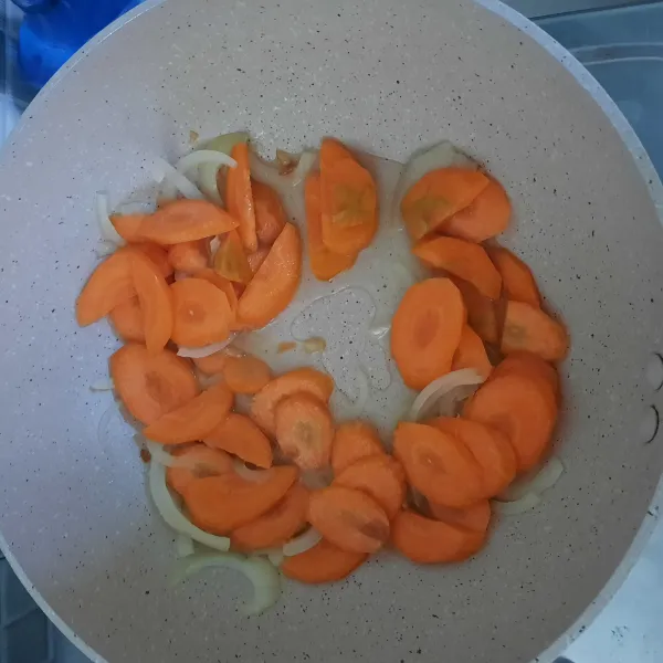 Masukkan wortel, tumis hinhga setengah matang.