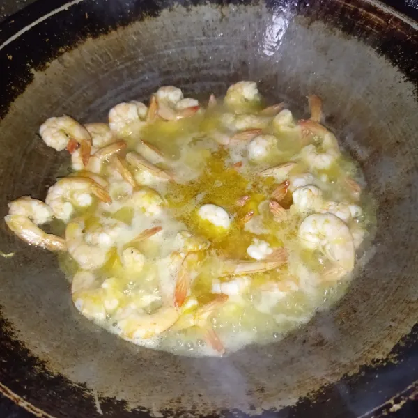 Lalu goreng udang sebentar hingga berubah warna, angkat lalu tiriskan.