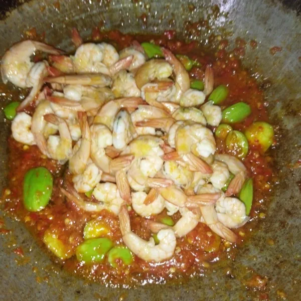 Lalu masukkan udang goreng.