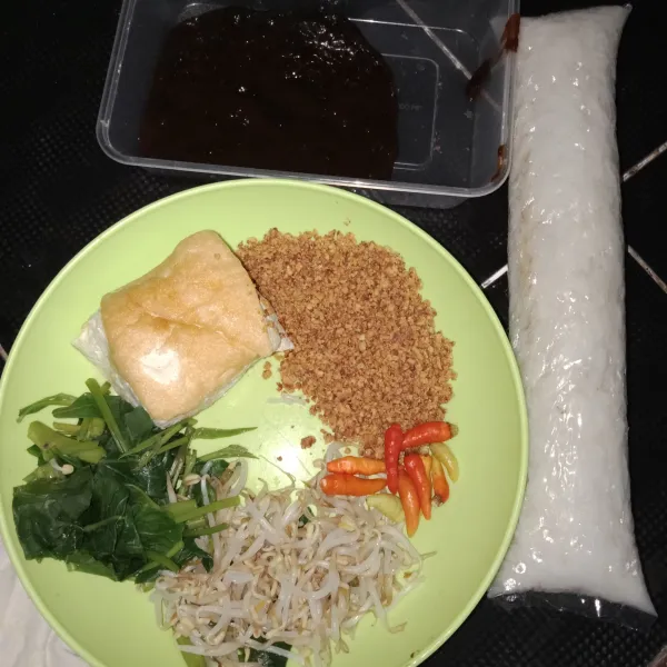 Pertama siapkan semua bahan untuk tahu tek.