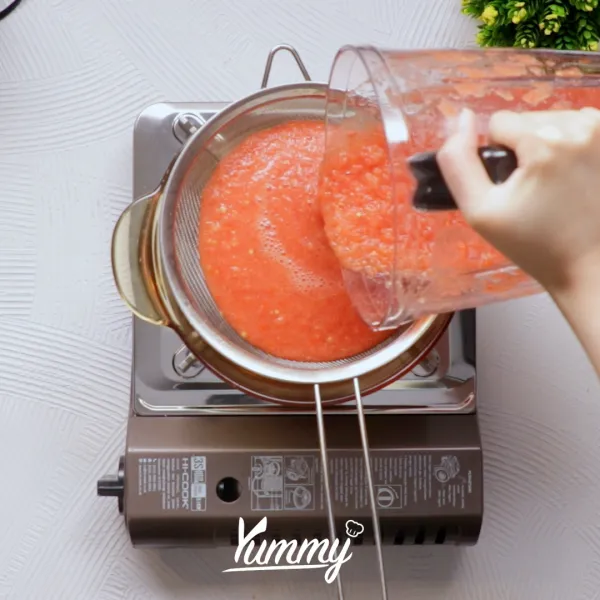 Rebus jus tomat dan air kaldu sampai mendidih.