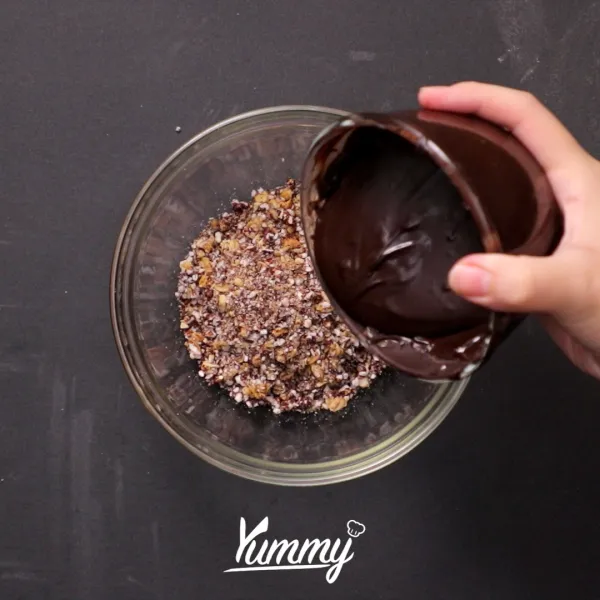 Campurkan granola dengan coklat leleh.