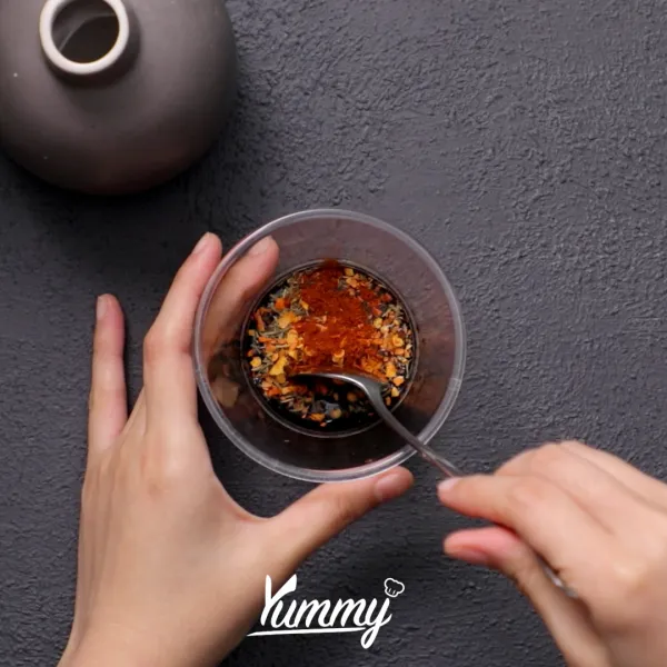 Dimangkuk lain campurkan soy sauce, madu, thyme, cabe kering dan paprika powder.