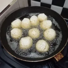 Bentuk bulat atau sesuai selera, lalu goreng sampai matang kecokelatan.