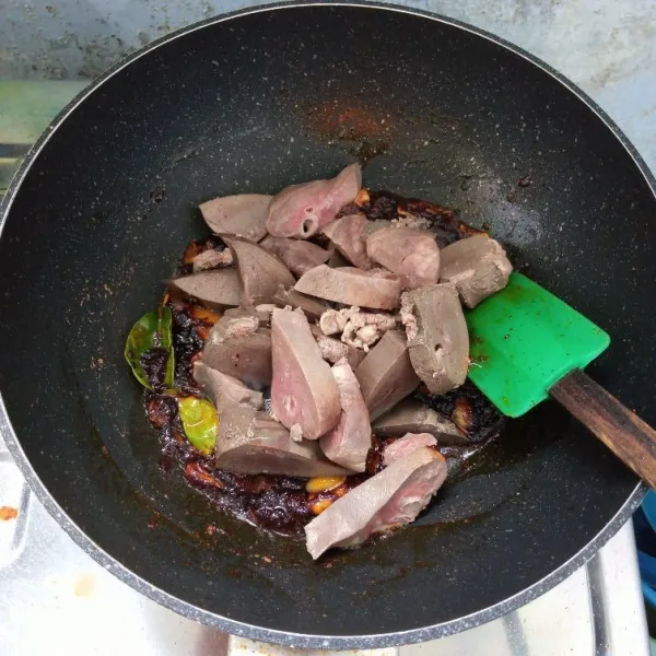 Masukkan paru dan hati, lalu aduk rata.