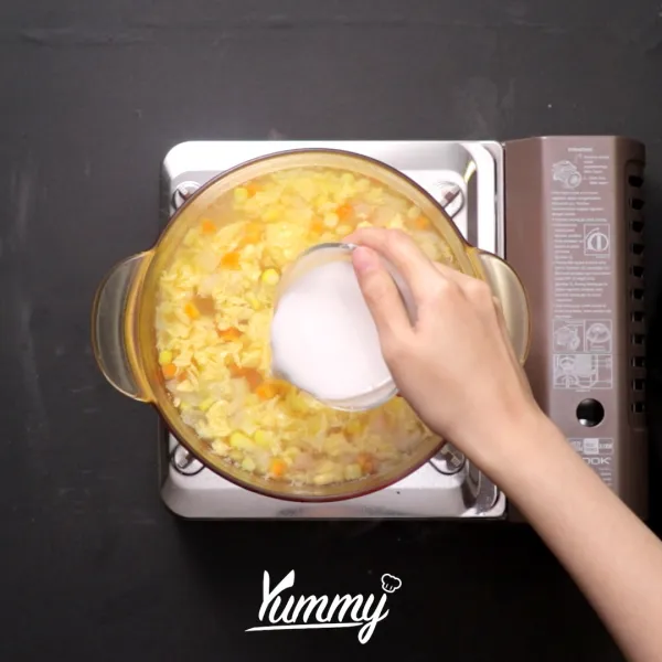 Masukkan merica, garam, dan tepung tapioka, aduk hingga mengental.