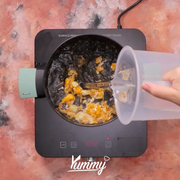 Kemudian Masukkan air dan steamboat set, tambahkan cabai bubuk, kecap ikan dan minyak wijen, aduk rata lalu masak hingga mendidih.