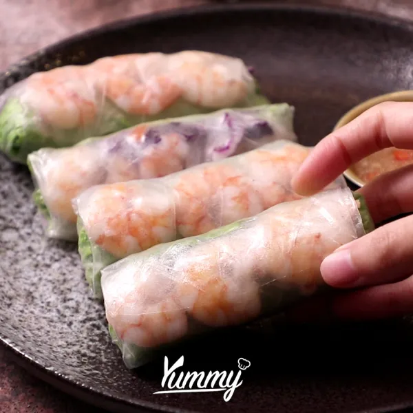 Sajikan vietnamese spring roll dengan sausnya.