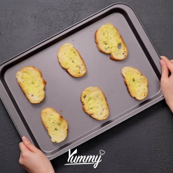 Oven baguette dengan suhu 180 C selama 10 menit.