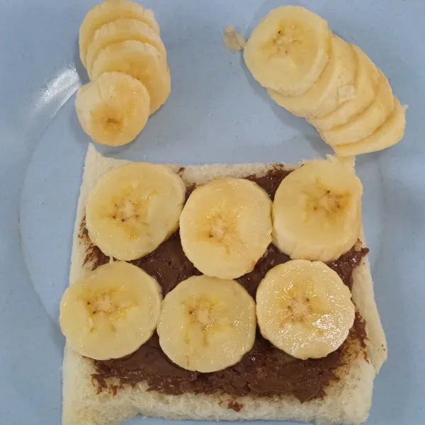 Beri potongan pisang.