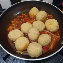 Saat saus agak mengental, masukkan bola tahu, lalu aduk rata. Angkat dan sajikan dengan potongan daun bawang.