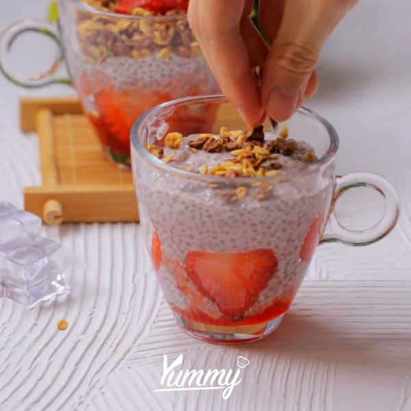 Tambahkan oat di atasnya dan buah strawberry, sajikan.