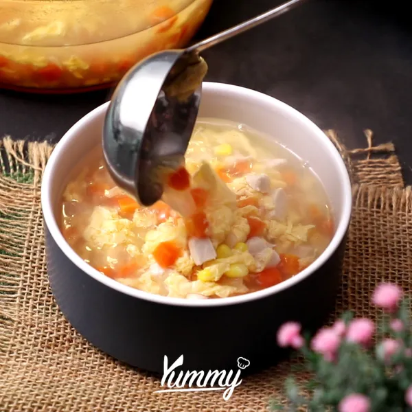 Tuangkan dalam mangkuk saji, Sajikan sup jagung selagi hangat.