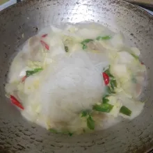 Masukkan soun yang telah lunak, aduk sebentar, lalu matikan kompor.