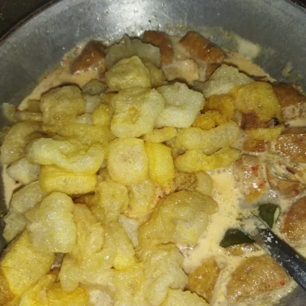 Lalu masukkan  krecek dan tahu pong, aduk rata.