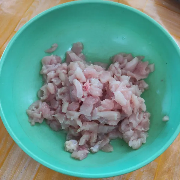 Cuci bersih ayam fillet, lalu potong dadu atau sesuai selera.