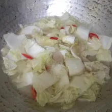 Masukkan irisan sawi putih, aduk hingga layu, tambahkan air biarkan mendidih, beri garam, kaldu jamur, merica bubuk, dan gula pasir.