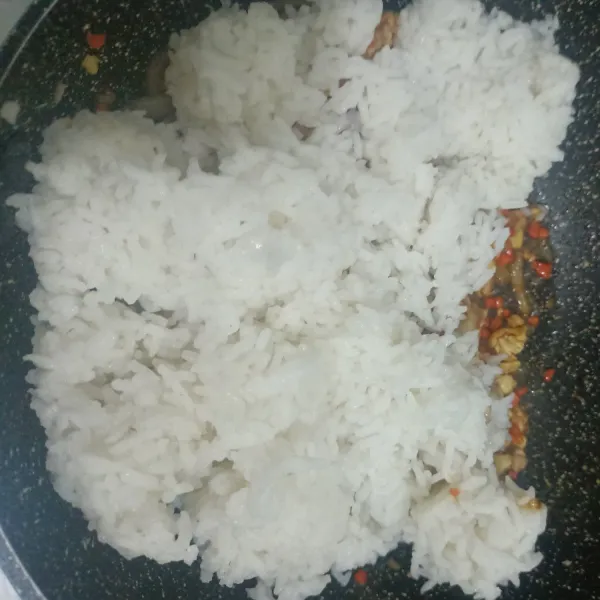 Masukkan nasi, aduk rata lalu koreksi rasa.