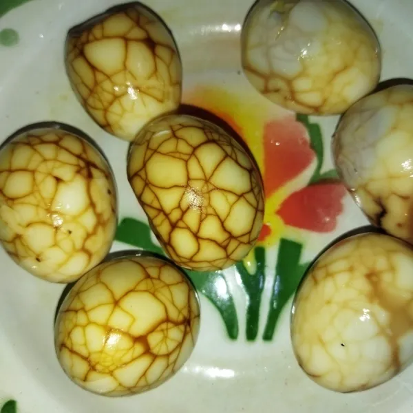 Ini contoh 4 butir telur yang hanya dikupas bagian kulit telurnya saja dan 3 butir telur yang dikupas bersama dengan kulit arinya, terlihat motif retak pada telur jadi sedikit samar.